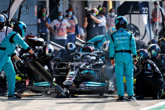 Lewis Hamilton (GBR) Mercedes AMG F1 W12 makes a pit stop.
18.07.2021. Formula 1 World Championship, Rd 10, British Grand Prix, Silverstone, England, Race Day.
- www.xpbimages.com, EMail: requests@xpbimages.com © Copyright: Staley / XPB Images