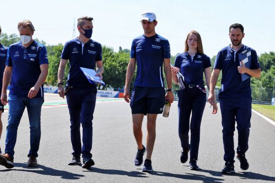 Nicholas Latifi (CDN) Williams Racing walks the circuit with the team.
29.07.2021. Formula 1 World Championship, Rd 11, Hungarian Grand Prix, Budapest, Hungary, Preparation Day.
- www.xpbimages.com, EMail: requests@xpbimages.com © Copyright: Batchelor / XPB Images