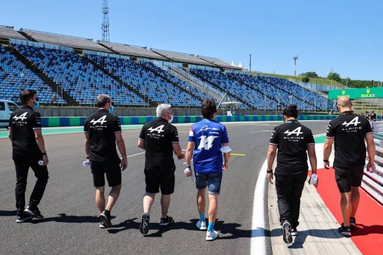 Fernando Alonso (ESP) Alpine F1 Team walks the circuit with the team.
29.07.2021. Formula 1 World Championship, Rd 11, Hungarian Grand Prix, Budapest, Hungary, Preparation Day.
- www.xpbimages.com, EMail: requests@xpbimages.com © Copyright: Charniaux / XPB Images