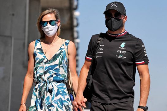 Valtteri Bottas (FIN) Mercedes AMG F1 with his girlfriend Tiffany Cromwell (AUS) Professional Cyclist.
30.07.2021. Formula 1 World Championship, Rd 11, Hungarian Grand Prix, Budapest, Hungary, Practice Day.
- www.xpbimages.com, EMail: requests@xpbimages.com © Copyright: Moy / XPB Images