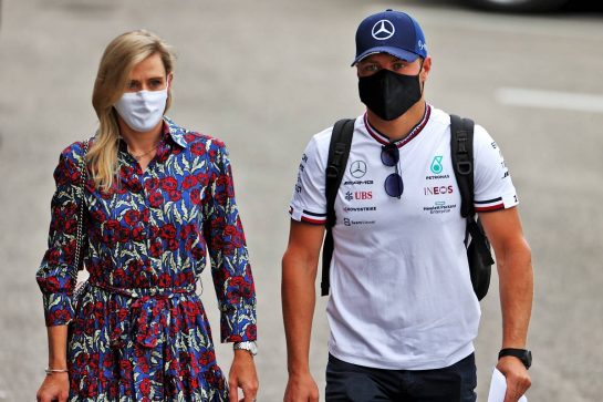 Valtteri Bottas (FIN) Mercedes AMG F1 with his girlfriend Tiffany Cromwell (AUS) Professional Cyclist.
31.07.2021. Formula 1 World Championship, Rd 11, Hungarian Grand Prix, Budapest, Hungary, Qualifying Day.
- www.xpbimages.com, EMail: requests@xpbimages.com © Copyright: Moy / XPB Images