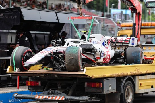 The damaged Haas VF-21 of Mick Schumacher (GER) Haas F1 Team is recovered back to the pits on the back of a truck.
31.07.2021. Formula 1 World Championship, Rd 11, Hungarian Grand Prix, Budapest, Hungary, Qualifying Day.
- www.xpbimages.com, EMail: requests@xpbimages.com © Copyright: Charniaux / XPB Images