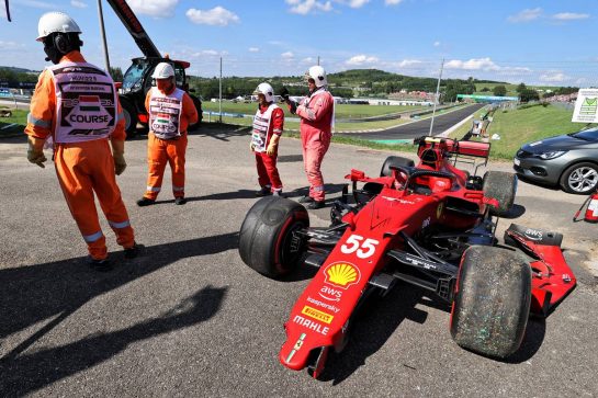 The damaged Ferrari SF-21 of Carlos Sainz Jr (ESP) Ferrari, who crashed in qualifying.
31.07.2021. Formula 1 World Championship, Rd 11, Hungarian Grand Prix, Budapest, Hungary, Qualifying Day.
- www.xpbimages.com, EMail: requests@xpbimages.com © Copyright: Moy / XPB Images