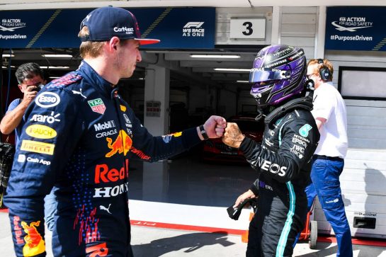 (L to R): Max Verstappen (NLD) Red Bull Racing congratulates pole sitter Lewis Hamilton (GBR) Mercedes AMG F1 in qualifying parc ferme.
31.07.2021. Formula 1 World Championship, Rd 11, Hungarian Grand Prix, Budapest, Hungary, Qualifying Day.
- www.xpbimages.com, EMail: requests@xpbimages.com © Copyright: FIA Pool Image for Editorial Use Only