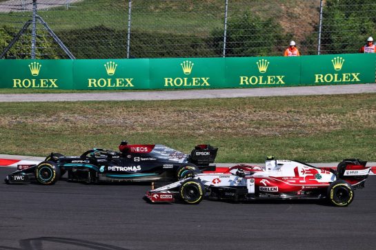Lewis Hamilton (GBR) Mercedes AMG F1 W12 and Antonio Giovinazzi (ITA) Alfa Romeo Racing C41 battle for position.
01.08.2021. Formula 1 World Championship, Rd 11, Hungarian Grand Prix, Budapest, Hungary, Race Day.
- www.xpbimages.com, EMail: requests@xpbimages.com © Copyright: Moy / XPB Images