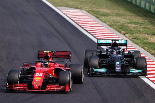 Carlos Sainz Jr (ESP) Ferrari SF-21 and Lewis Hamilton (GBR) Mercedes AMG F1 W12 battle for position.
01.08.2021. Formula 1 World Championship, Rd 11, Hungarian Grand Prix, Budapest, Hungary, Race Day.
- www.xpbimages.com, EMail: requests@xpbimages.com © Copyright: Moy / XPB Images