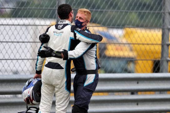 Nicholas Latifi (CDN) Williams Racing celebrates his eighth position with the team at the end of the race.
01.08.2021. Formula 1 World Championship, Rd 11, Hungarian Grand Prix, Budapest, Hungary, Race Day.
- www.xpbimages.com, EMail: requests@xpbimages.com © Copyright: Moy / XPB Images