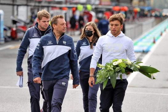 Pierre Gasly (FRA) AlphaTauri walks the circuit with the team.
26.08.2021. Formula 1 World Championship, Rd 12, Belgian Grand Prix, Spa Francorchamps, Belgium, Preparation Day.
- www.xpbimages.com, EMail: requests@xpbimages.com © Copyright: Moy / XPB Images