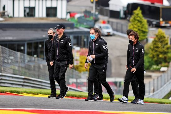 Fernando Alonso (ESP) Alpine F1 Team walks the circuit with the team.
26.08.2021. Formula 1 World Championship, Rd 12, Belgian Grand Prix, Spa Francorchamps, Belgium, Preparation Day.
- www.xpbimages.com, EMail: requests@xpbimages.com © Copyright: Moy / XPB Images