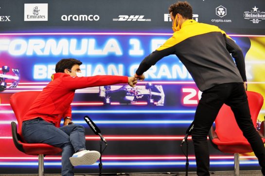 (L to R): Carlos Sainz Jr (ESP) Ferrari and Daniel Ricciardo (AUS) McLaren in the FIA Press Conference.
26.08.2021. Formula 1 World Championship, Rd 12, Belgian Grand Prix, Spa Francorchamps, Belgium, Preparation Day.
- www.xpbimages.com, EMail: requests@xpbimages.com © Copyright: Charniaux / XPB Images