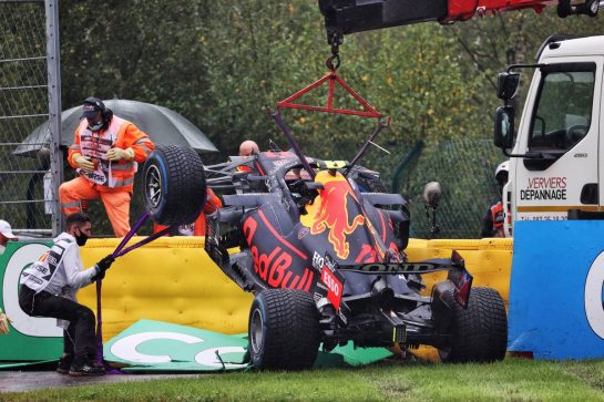 The Red Bull Racing RB16B of Sergio Perez (MEX) is craned away from the circuit after he crashed heading to the grid.
29.08.2021. Formula 1 World Championship, Rd 12, Belgian Grand Prix, Spa Francorchamps, Belgium, Race Day.
- www.xpbimages.com, EMail: requests@xpbimages.com © Copyright: Batchelor / XPB Images