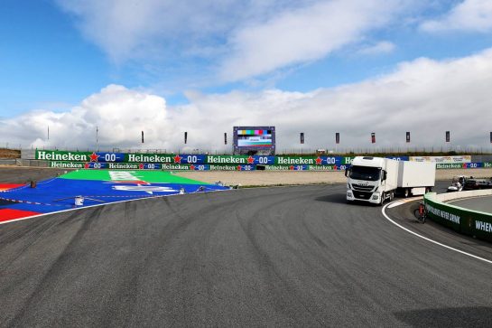 Circuit atmosphere - trucks with freight being unpacked.
01.09.2021. Formula 1 World Championship, Rd 13, Dutch Grand Prix, Zandvoort, Netherlands, Preparation Day.
- www.xpbimages.com, EMail: requests@xpbimages.com © Copyright: Moy / XPB Images