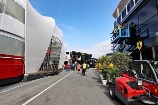Paddock atmosphere - Alfa Romeo Racing and Ferrari motorhomes.
01.09.2021. Formula 1 World Championship, Rd 13, Dutch Grand Prix, Zandvoort, Netherlands, Preparation Day.
- www.xpbimages.com, EMail: requests@xpbimages.com © Copyright: Moy / XPB Images