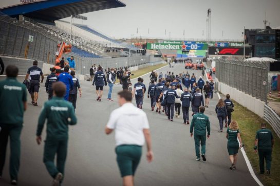 Circuit atmosphere - teams and drivers walk the circuit.
02.09.2021. Formula 1 World Championship, Rd 13, Dutch Grand Prix, Zandvoort, Netherlands, Preparation Day.
- www.xpbimages.com, EMail: requests@xpbimages.com © Copyright: Bearne / XPB Images
