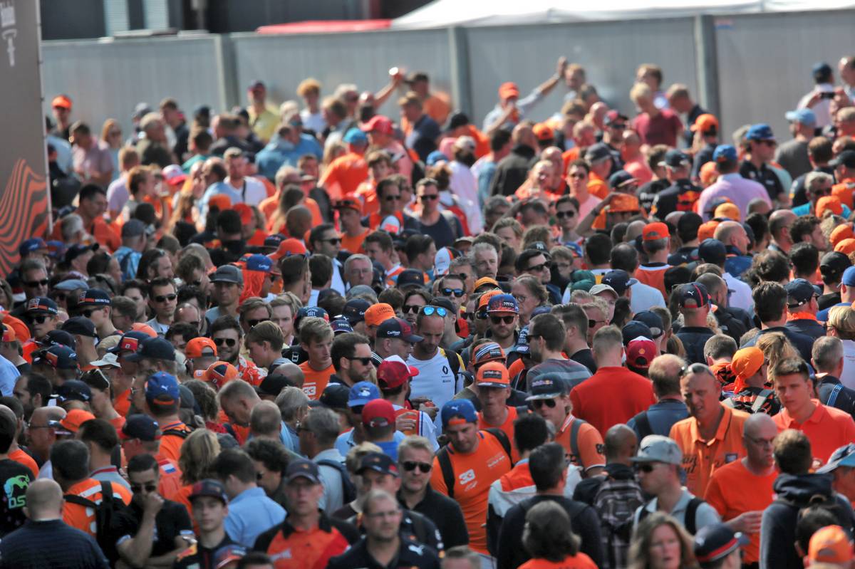 Circuit atmosphere - fans. 03.09.2021. Formula 1 World Championship, Rd 13, Dutch Grand Prix, Zandvoort