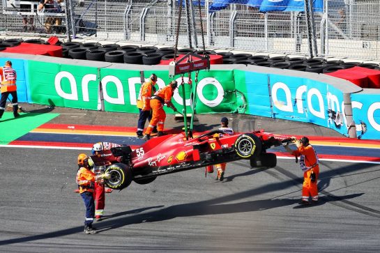 The damaged Ferrari SF-21 of Carlos Sainz Jr (ESP) Ferrari is craned off the circuit after he crashed in the third practice session.
04.09.2021. Formula 1 World Championship, Rd 13, Dutch Grand Prix, Zandvoort, Netherlands, Qualifying Day.
- www.xpbimages.com, EMail: requests@xpbimages.com © Copyright: XPB Images