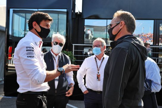 Toto Wolff (GER) Mercedes AMG F1 Shareholder and Executive Director with Tom Garfinkel (USA) Vice Chairman, President and Chief Executive Officer of the Miami Dolphins and Hard Rock Stadium and Managing Partner of the Miami Grand Prix (Right).
05.09.2021. Formula 1 World Championship, Rd 13, Dutch Grand Prix, Zandvoort, Netherlands, Race Day.
- www.xpbimages.com, EMail: requests@xpbimages.com © Copyright: Moy / XPB Images
