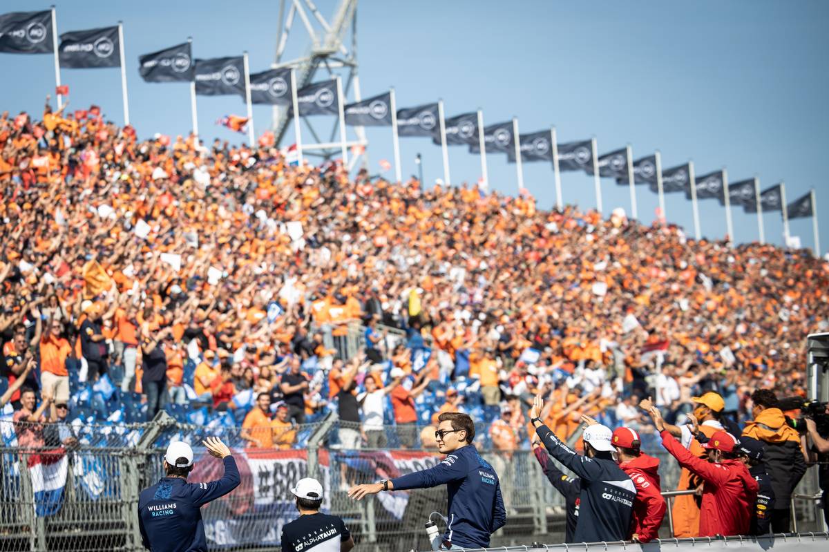 George Russell (GBR) Williams Racing and Nicholas Latifi (CDN) Williams Racing on the drivers parade. 05.09.2021. Formula 1 World Championship, Rd 13, Dutch Grand Prix, Zandvoort