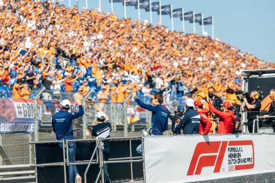 George Russell (GBR) Williams Racing and Nicholas Latifi (CDN) Williams Racing on the drivers parade.
05.09.2021. Formula 1 World Championship, Rd 13, Dutch Grand Prix, Zandvoort, Netherlands, Race Day.
- www.xpbimages.com, EMail: requests@xpbimages.com © Copyright: Bearne / XPB Images