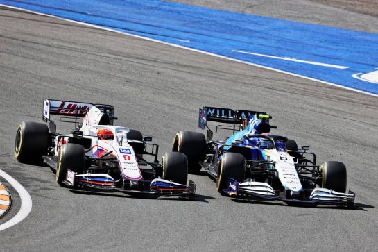 Nikita Mazepin (RUS) Haas F1 Team VF-21 and Nicholas Latifi (CDN) Williams Racing FW43B battle for position.
05.09.2021. Formula 1 World Championship, Rd 13, Dutch Grand Prix, Zandvoort, Netherlands, Race Day.
- www.xpbimages.com, EMail: requests@xpbimages.com © Copyright: Batchelor / XPB Images