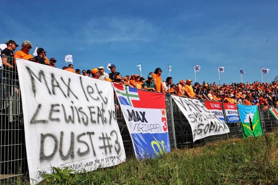 Circuit atmosphere - Max Verstappen (NLD) Red Bull Racing fans and banners.
05.09.2021. Formula 1 World Championship, Rd 13, Dutch Grand Prix, Zandvoort, Netherlands, Race Day.
- www.xpbimages.com, EMail: requests@xpbimages.com © Copyright: Charniaux / XPB Images