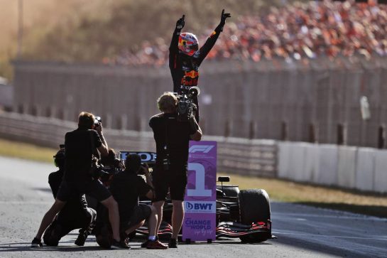 Race winner Max Verstappen (NLD) Red Bull Racing RB16B celebrates in parc ferme.
05.09.2021. Formula 1 World Championship, Rd 13, Dutch Grand Prix, Zandvoort, Netherlands, Race Day.
- www.xpbimages.com, EMail: requests@xpbimages.com © Copyright: Moy / XPB Images