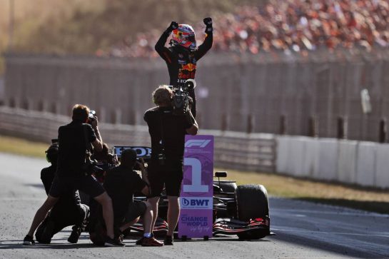 Race winner Max Verstappen (NLD) Red Bull Racing RB16B celebrates in parc ferme.
05.09.2021. Formula 1 World Championship, Rd 13, Dutch Grand Prix, Zandvoort, Netherlands, Race Day.
- www.xpbimages.com, EMail: requests@xpbimages.com © Copyright: Moy / XPB Images
