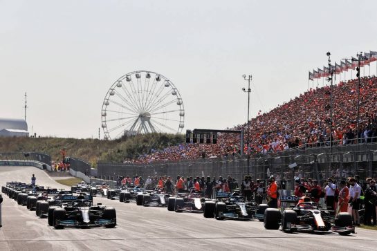 (L to R): Lewis Hamilton (GBR) Mercedes AMG F1 W12 and Max Verstappen (NLD) Red Bull Racing RB16B on the formation lap.
05.09.2021. Formula 1 World Championship, Rd 13, Dutch Grand Prix, Zandvoort, Netherlands, Race Day.
- www.xpbimages.com, EMail: requests@xpbimages.com © Copyright: Moy / XPB Images