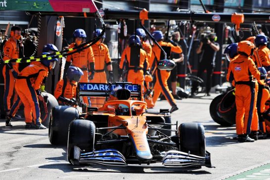 Daniel Ricciardo (AUS) McLaren MCL35M makes a pit stop.
05.09.2021. Formula 1 World Championship, Rd 13, Dutch Grand Prix, Zandvoort, Netherlands, Race Day.
- www.xpbimages.com, EMail: requests@xpbimages.com © Copyright: Moy / XPB Images