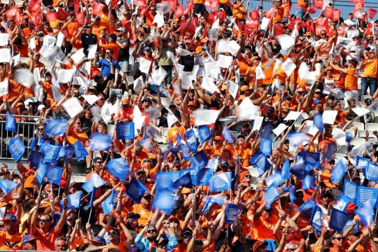 Circuit atmosphere - fans in the grandstand.
05.09.2021. Formula 1 World Championship, Rd 13, Dutch Grand Prix, Zandvoort, Netherlands, Race Day.
- www.xpbimages.com, EMail: requests@xpbimages.com © Copyright: Moy / XPB Images