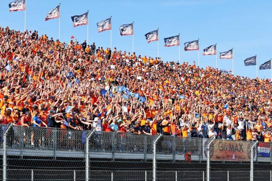Circuit atmosphere - fans in the grandstand.
05.09.2021. Formula 1 World Championship, Rd 13, Dutch Grand Prix, Zandvoort, Netherlands, Race Day.
- www.xpbimages.com, EMail: requests@xpbimages.com © Copyright: Moy / XPB Images