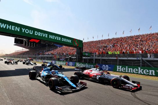 Antonio Giovinazzi (ITA) Alfa Romeo Racing C41 leads Esteban Ocon (FRA) Alpine F1 Team A521 at the start of the race.
05.09.2021. Formula 1 World Championship, Rd 13, Dutch Grand Prix, Zandvoort, Netherlands, Race Day.
- www.xpbimages.com, EMail: requests@xpbimages.com © Copyright: Moy / XPB Images
