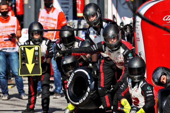 Alfa Romeo Racing makes a pit stop.
05.09.2021. Formula 1 World Championship, Rd 13, Dutch Grand Prix, Zandvoort, Netherlands, Race Day.
- www.xpbimages.com, EMail: requests@xpbimages.com © Copyright: Moy / XPB Images