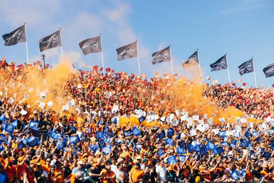 Circuit atmosphere - fans in the grandstand.
05.09.2021. Formula 1 World Championship, Rd 13, Dutch Grand Prix, Zandvoort, Netherlands, Race Day.
- www.xpbimages.com, EMail: requests@xpbimages.com © Copyright: Bearne / XPB Images