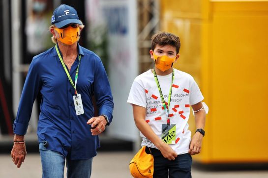 Emerson Fittipaldi (BRA) with his son Emerson Fittipaldi Jnr (BRA).
10.09.2021. Formula 1 World Championship, Rd 14, Italian Grand Prix, Monza, Italy, Qualifying Day.
- www.xpbimages.com, EMail: requests@xpbimages.com © Copyright: Moy / XPB Images