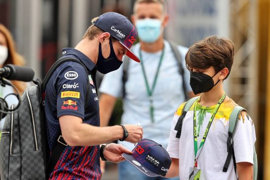 Max Verstappen (NLD) Red Bull Racing with Emerson Fittipaldi Jnr (BRA).
10.09.2021. Formula 1 World Championship, Rd 14, Italian Grand Prix, Monza, Italy, Qualifying Day.
- www.xpbimages.com, EMail: requests@xpbimages.com © Copyright: Moy / XPB Images