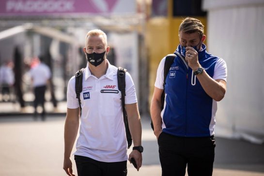 (L to R): Nikita Mazepin (RUS) Haas F1 Team with Jesper Carlsen (DEN) Haas F1 Team.
11.09.2021. Formula 1 World Championship, Rd 14, Italian Grand Prix, Monza, Italy, Sprint Day.
- www.xpbimages.com, EMail: requests@xpbimages.com © Copyright: Bearne / XPB Images