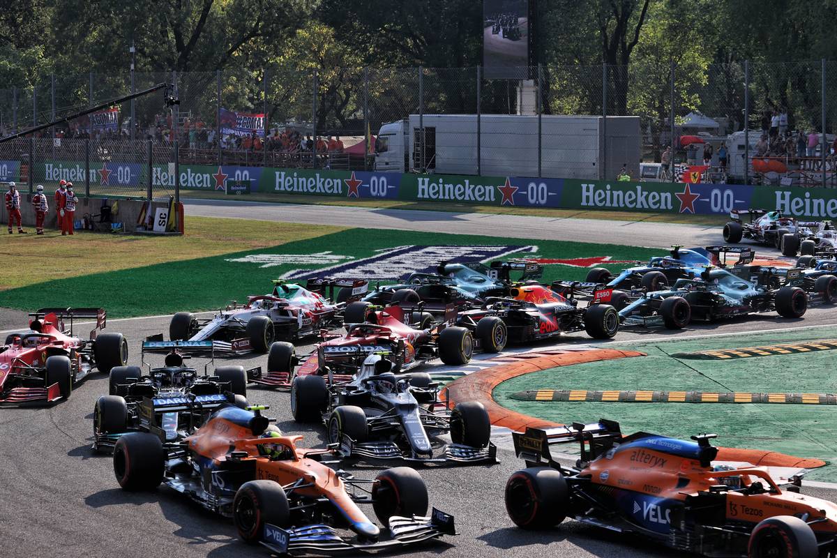 Daniel Ricciardo (AUS) McLaren MCL35M leads Lando Norris (GBR) McLaren MCL35M, Pierre Gasly (FRA) AlphaTauri AT02 and Lewis Hamilton (GBR) Mercedes AMG F1 W12 at the start. 11.09.2021. Formula 1 World Championship, Rd 14, Italian Grand Prix, Monza