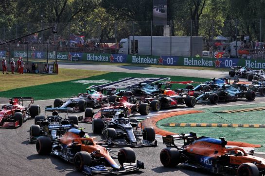 Daniel Ricciardo (AUS) McLaren MCL35M leads Lando Norris (GBR) McLaren MCL35M, Pierre Gasly (FRA) AlphaTauri AT02 and Lewis Hamilton (GBR) Mercedes AMG F1 W12 at the start.
11.09.2021. Formula 1 World Championship, Rd 14, Italian Grand Prix, Monza, Italy, Sprint Day.
- www.xpbimages.com, EMail: requests@xpbimages.com © Copyright: Batchelor / XPB Images