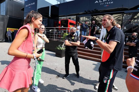 (L to R): Linda Morselli, girlfriend of Fernando Alonso (ESP) Alpine F1 Team, Elena Berri (ITA), girlfriend of Esteban Ocon (FRA) Alpine F1 Team, and Davide Brivio (ITA) Alpine F1 Team Racing Director with Gianmarco Tamberi (ITA) Olympic High Jump Champion.
12.09.2021. Formula 1 World Championship, Rd 14, Italian Grand Prix, Monza, Italy, Race Day.
- www.xpbimages.com, EMail: requests@xpbimages.com © Copyright: Moy / XPB Images