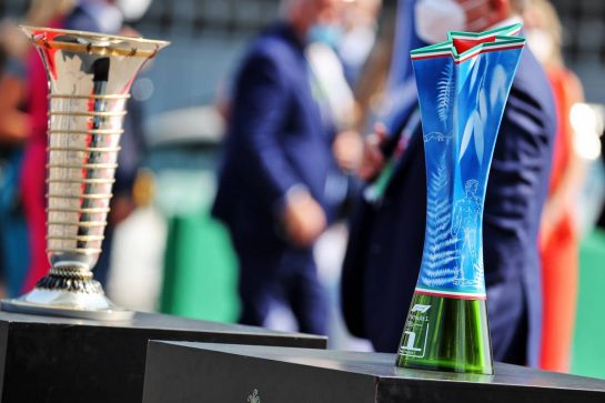 Winner's trophy on the grid.
12.09.2021. Formula 1 World Championship, Rd 14, Italian Grand Prix, Monza, Italy, Race Day.
- www.xpbimages.com, EMail: requests@xpbimages.com © Copyright: Batchelor / XPB Images