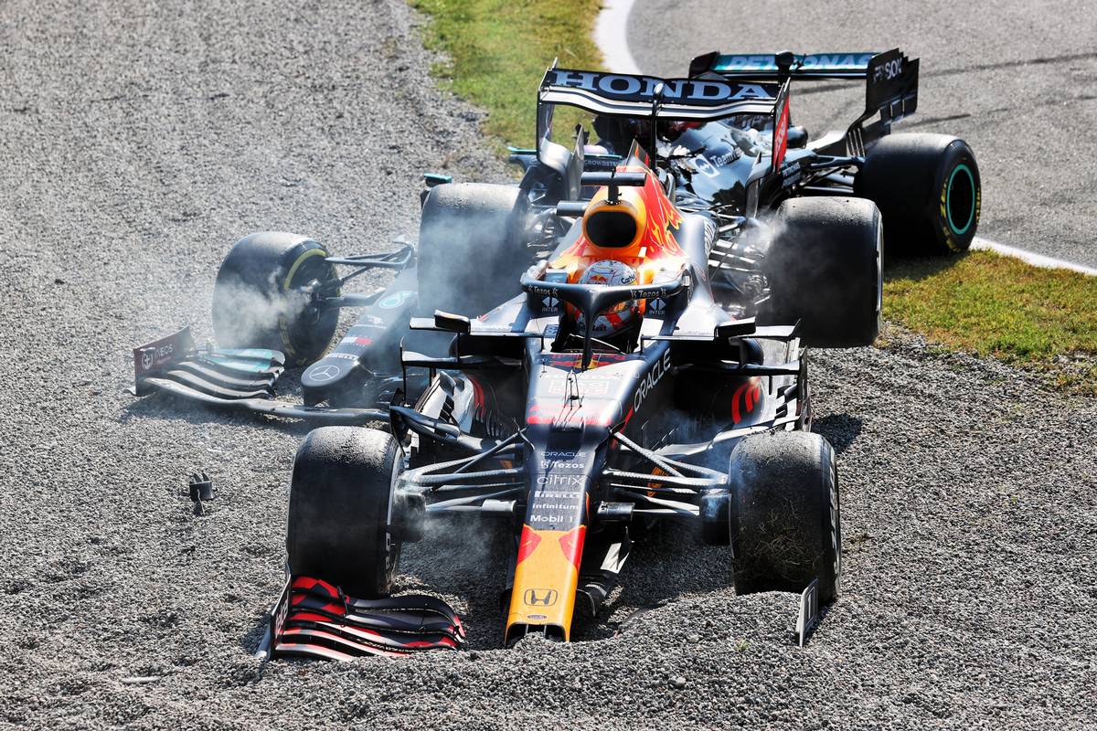 Max Verstappen (NLD) Red Bull Racing RB16B and Lewis Hamilton (GBR) Mercedes AMG F1 W12 crash at the first chicane. 12.09.2021. Formula 1 World Championship, Rd 14, Italian Grand Prix, Monza