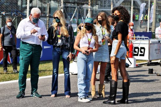 Lawrence Stroll (CDN) Aston Martin F1 Team Investor with guests on the grid.
12.09.2021. Formula 1 World Championship, Rd 14, Italian Grand Prix, Monza, Italy, Race Day.
- www.xpbimages.com, EMail: requests@xpbimages.com © Copyright: Moy / XPB Images