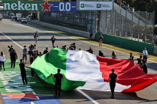 Grid atmosphere - Italian flag.
12.09.2021. Formula 1 World Championship, Rd 14, Italian Grand Prix, Monza, Italy, Race Day.
- www.xpbimages.com, EMail: requests@xpbimages.com © Copyright: Moy / XPB Images