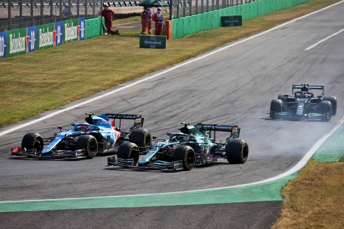 Esteban Ocon (FRA) Alpine F1 Team A521 and Sebastian Vettel (GER) Aston Martin F1 Team AMR21 battle for position. 12.09.2021. Formula 1 World Championship, Rd 14, Italian Grand Prix, Monza