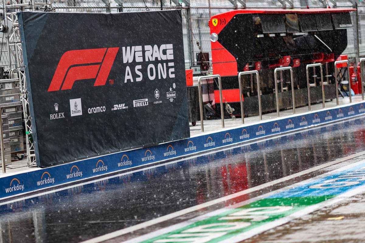 Circuit atmosphere - rain falls in the pits as FP3 is cancelled. 25.09.2021. Formula 1 World Championship, Rd 15, Russian Grand Prix, Sochi