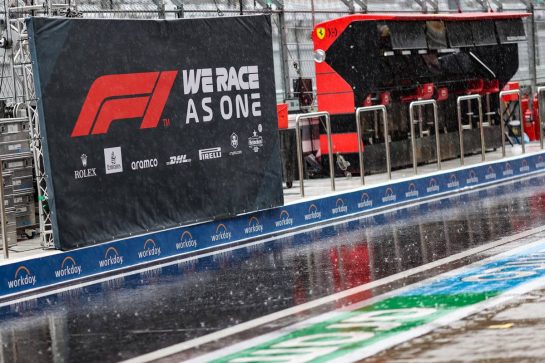 Circuit atmosphere - rain falls in the pits as FP3 is cancelled.
25.09.2021. Formula 1 World Championship, Rd 15, Russian Grand Prix, Sochi Autodrom, Sochi, Russia, Qualifying Day.
- www.xpbimages.com, EMail: requests@xpbimages.com © Copyright: Charniaux / XPB Images