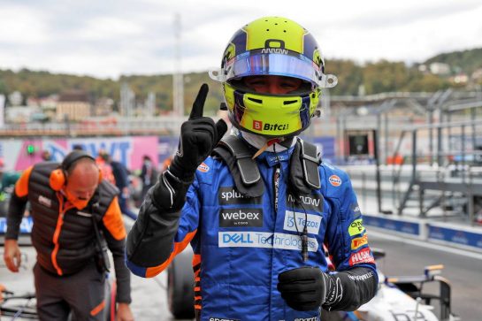 Lando Norris (GBR) McLaren celebrates his pole position in qualifying parc ferme.
25.09.2021. Formula 1 World Championship, Rd 15, Russian Grand Prix, Sochi Autodrom, Sochi, Russia, Qualifying Day.
- www.xpbimages.com, EMail: requests@xpbimages.com © Copyright: Batchelor / XPB Images