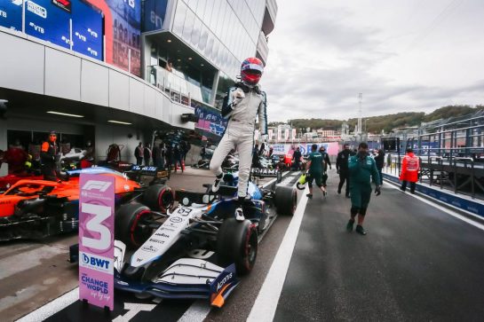 George Russell (GBR) Williams Racing FW43B celebrates his third position in qualifying parc ferme.
25.09.2021. Formula 1 World Championship, Rd 15, Russian Grand Prix, Sochi Autodrom, Sochi, Russia, Qualifying Day.
- www.xpbimages.com, EMail: requests@xpbimages.com © Copyright: Bearne / XPB Images