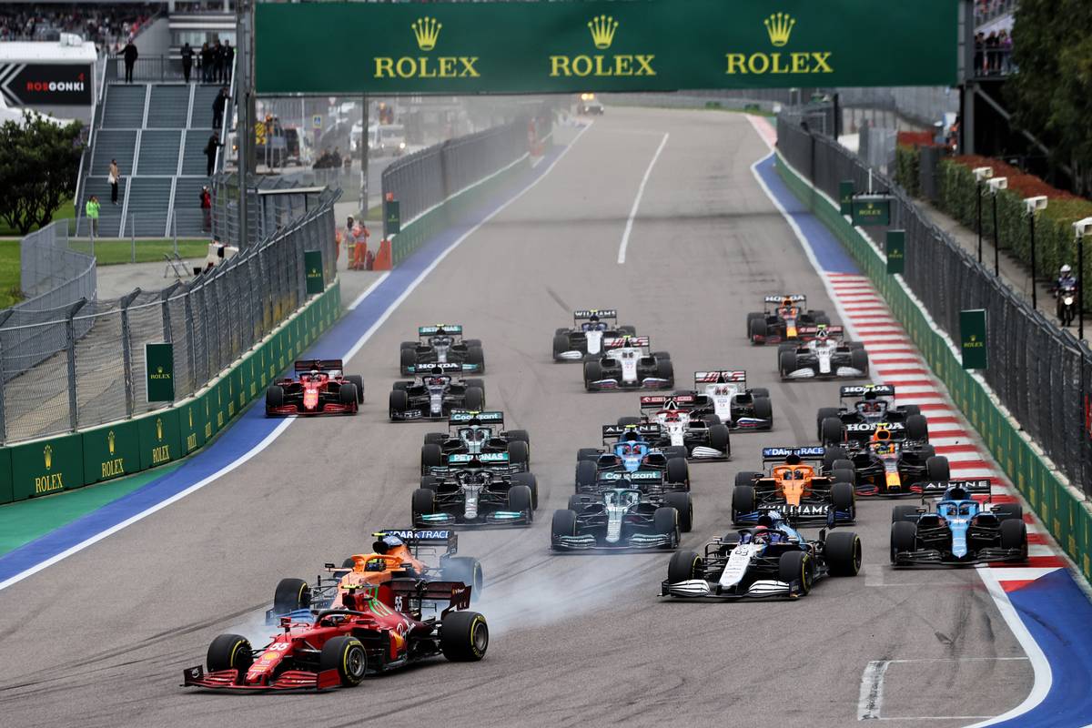 Carlos Sainz Jr (ESP) Ferrari SF-21 leads Lando Norris (GBR) McLaren MCL35M at the start of the race. 26.09.2021. Formula 1 World Championship, Rd 15, Russian Grand Prix, Sochi